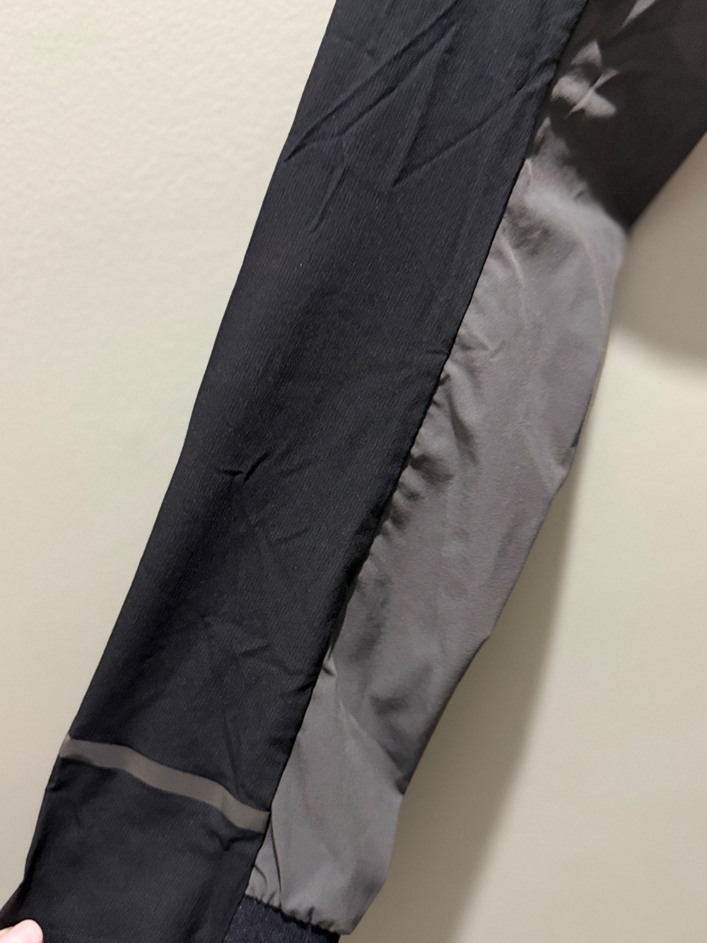 On Running Men’s  Hooded Windbreaker Jacket - Grey & Black - Picture 9 of 13